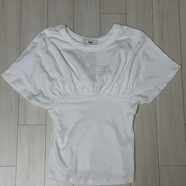 오데스 ASYM BUTTON SHOULDER TEE - WHITE