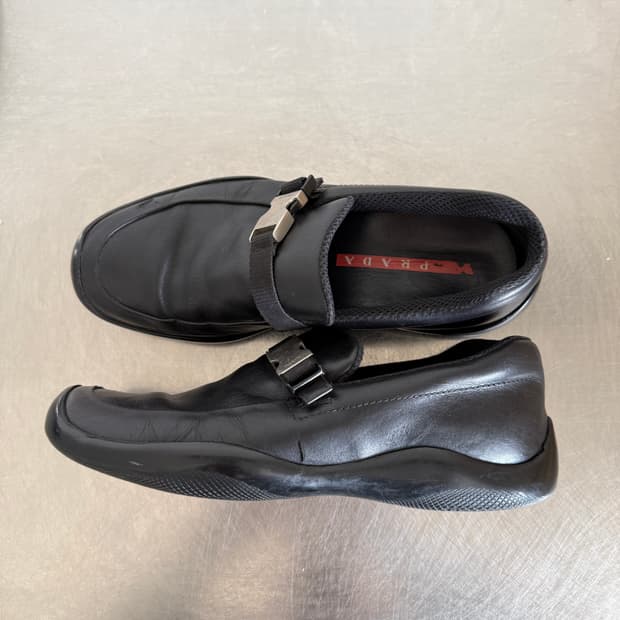 프라다 스포츠 버클 로퍼