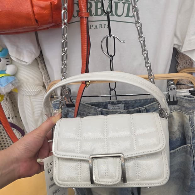 새상품)자라 퀄팅 버클 크로스백