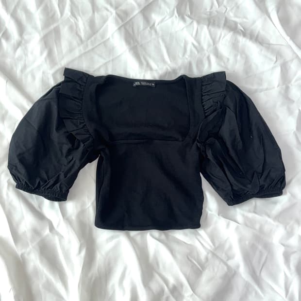 자라(ZARA) 벌룬 리브드 셔링 크롭 탑 블랙