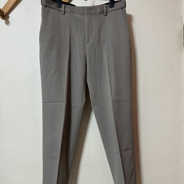 지오다노 테이퍼드핏 히든밴딩 슬랙스 32사이즈 카키 색상 