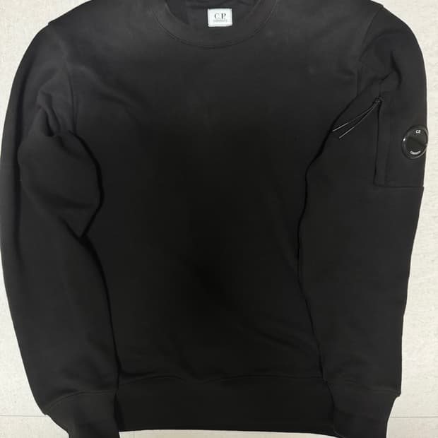 C.P. 컴퍼니 렌즈 와펜 맨투맨 블랙 S