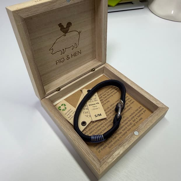 피그 앤 헨 비셔스 빅 팔찌