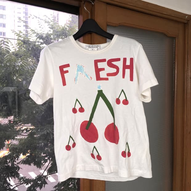 꼼데가르송 프레시 체리 티셔츠