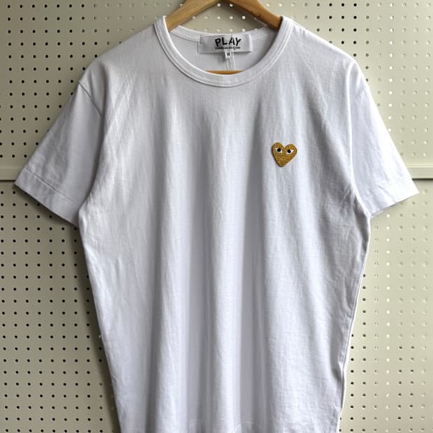 꼼데가르송 25S/S 골드 하트 와펜 티셔츠