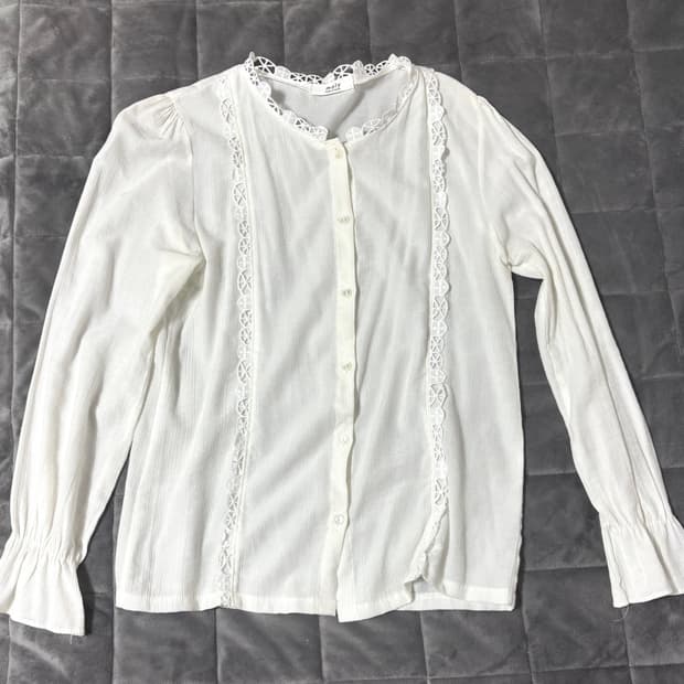 레이어드하기 좋은 흰색 프릴 가디건