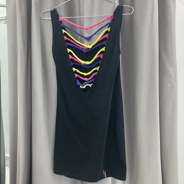 컬러 스트랩 백 디테일 미니 드레스 