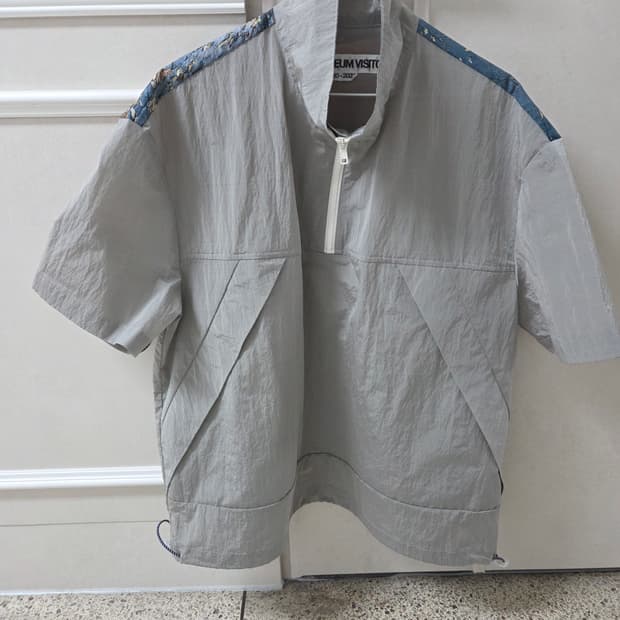 더 뮤지엄 비지터 반팔 110