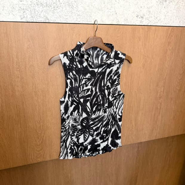 빈티지 슬리브리스 블라우스 하이넥 크링클 텍스처 플로럴 패턴 디테일 블랙