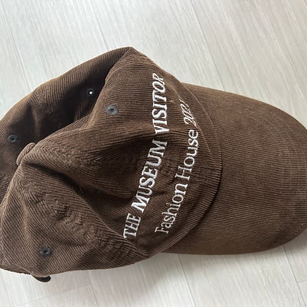 더뮤지엄비지터 모자