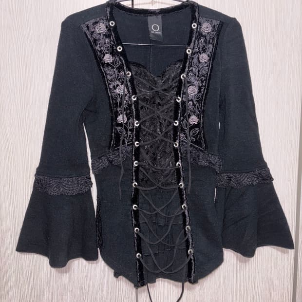 OZZ ONESTE 블랙 레이스 블라우스