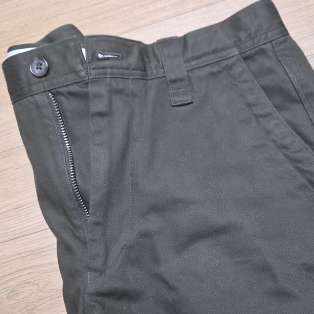 유나클로 치노팬츠 올리브색