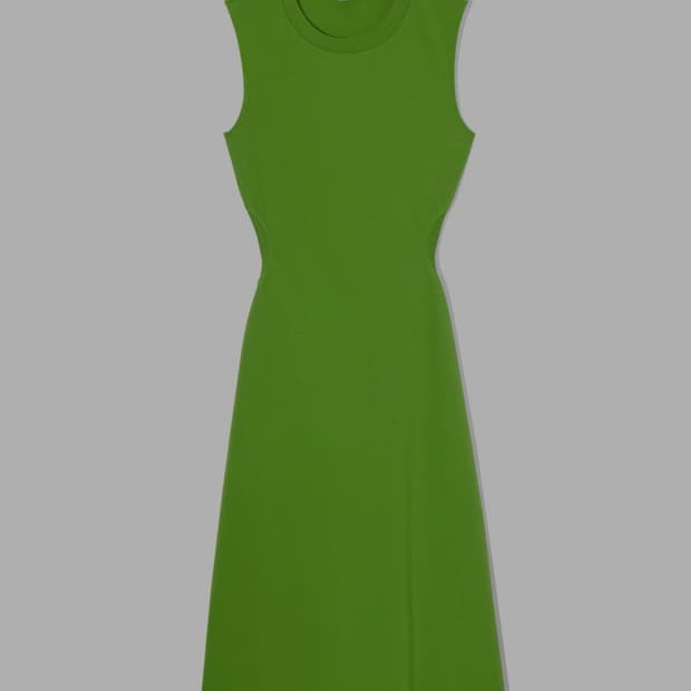 코스(COS)의 슬리브리스 커트아웃 맥시 드레스