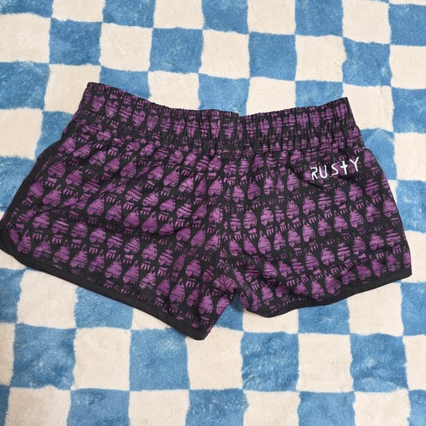 RUSTY 하트 그래피티 돌핀 쇼츠