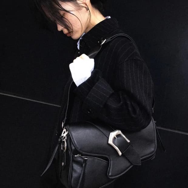 이우가마카라스  Bumpy buckle holster bag