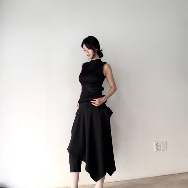 High neck basic pleats sleeveless 