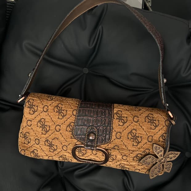 게스 Y2K 바게트백