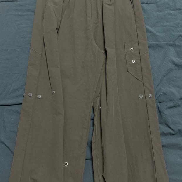 더콜디스모먼트 올리브 그린 버튼 팬츠