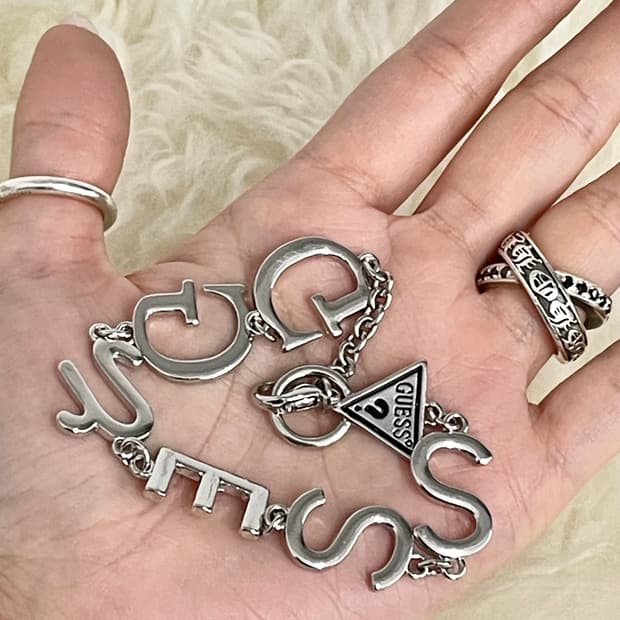 게스 로고 레터링 팔찌