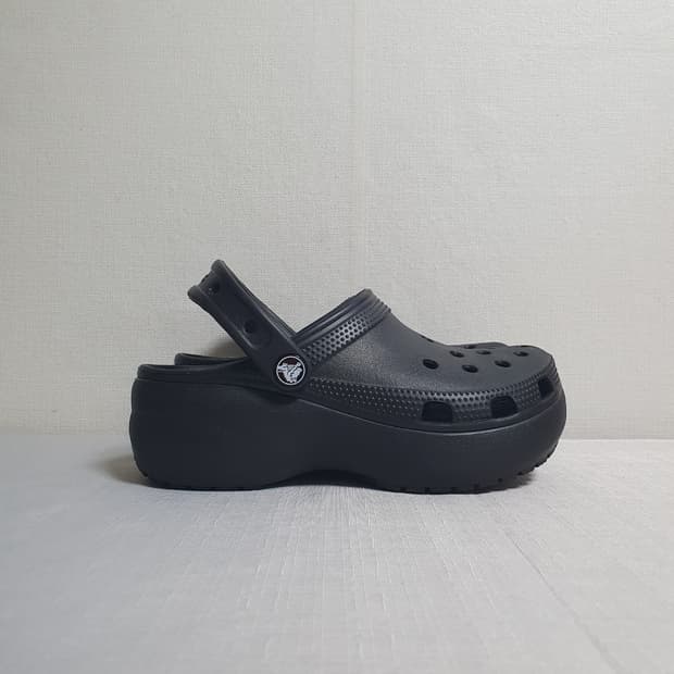 크록스 클래식 플랫폼 클로그 블랙 220mm