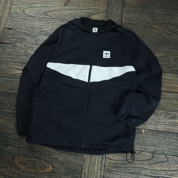 [아디다스] 로고 프린팅 후드 바람막이 자켓 블랙 M18724