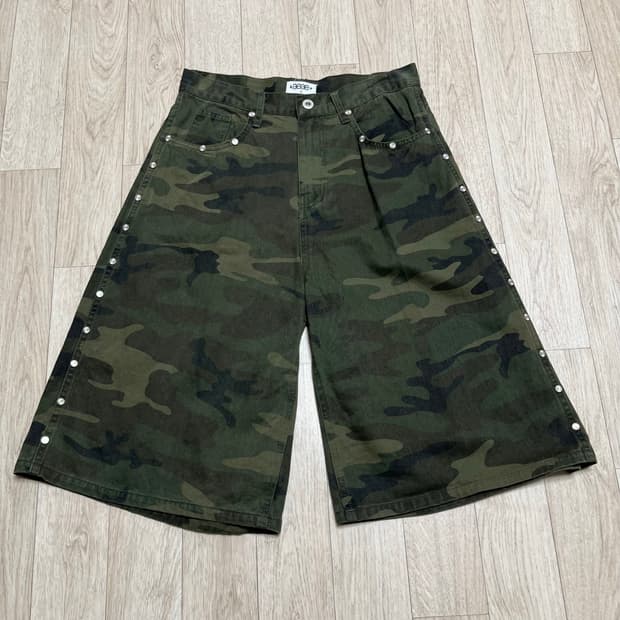 [새상품] aeae 스터드 카모 버뮤다팬츠 STUD SHORTS CAMO
