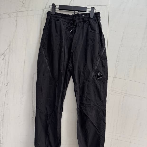 C.P. COMPANY 렌즈 디테일 나일론 팬츠