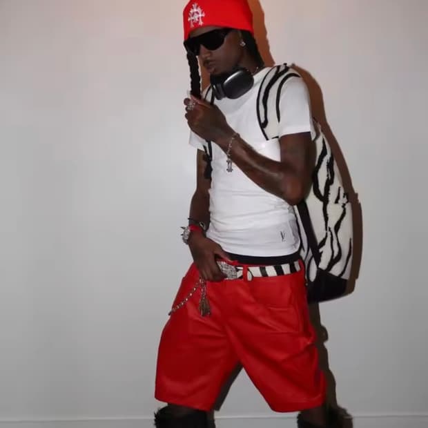 YVL 플레이보이 카티, 슬림핏 반팔