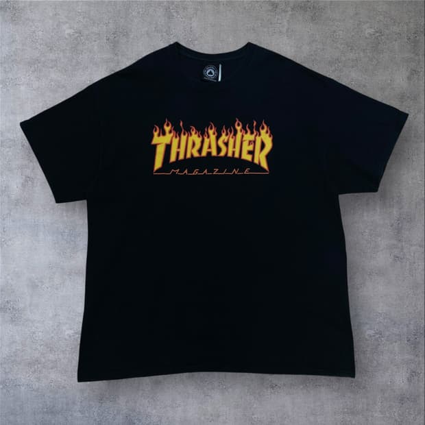 트래셔 스펠아웃 빅로고 블랙 반팔티