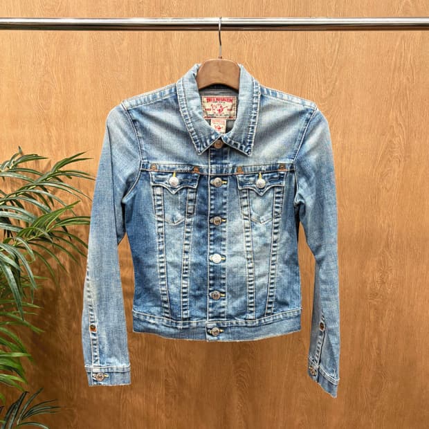 트루릴리젼 데님 자켓 플랩 포켓 골드 스티치 디테일 슬림핏 블루