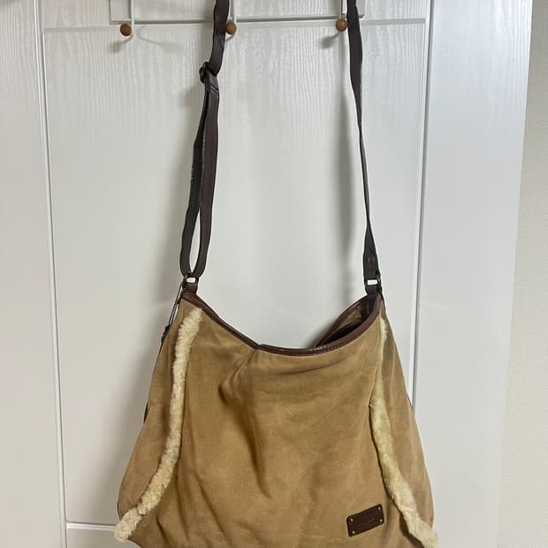 어그 UGG 남여공용 크로스백 가방