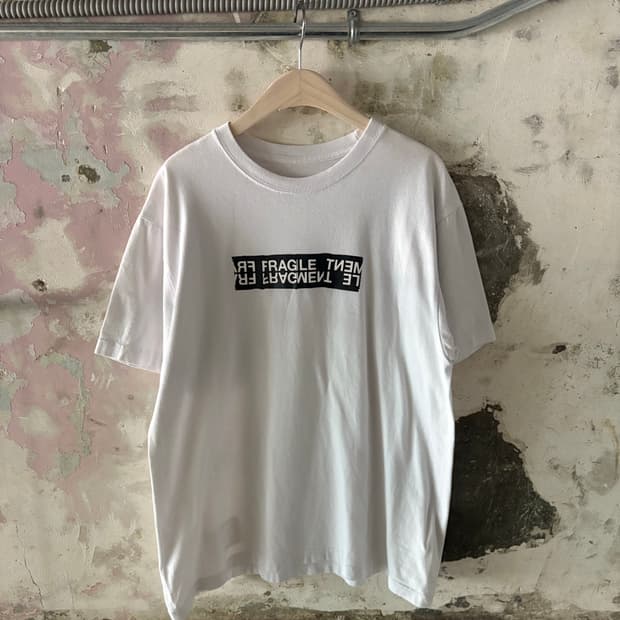 사카이 x 프라그먼트 19SS Fragile 티셔츠