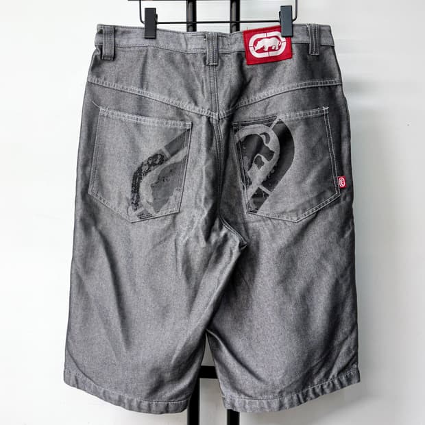 에코 메탈릭 실버 버뮤다 쇼츠