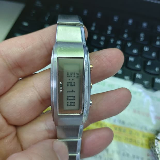 깔끔한 디자인의 와이어드 디지털 시계