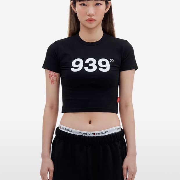939 LOGO CROP TOP (BLACK)