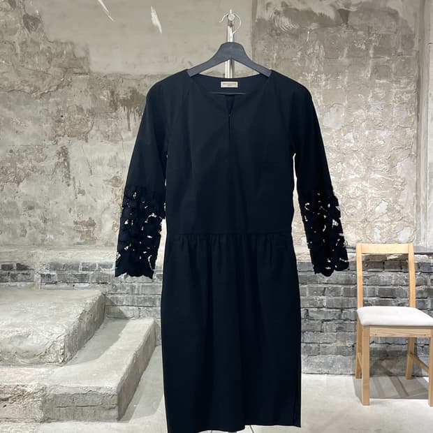 드리스 반 노튼 블랙 레이스 커프스 3/4 슬리브 코튼 미디원피스