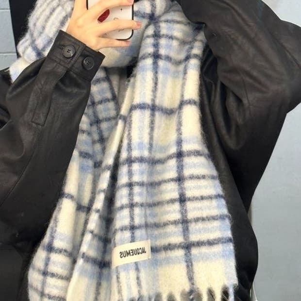 자크뮈스 자카드 머플러 안유진 착용