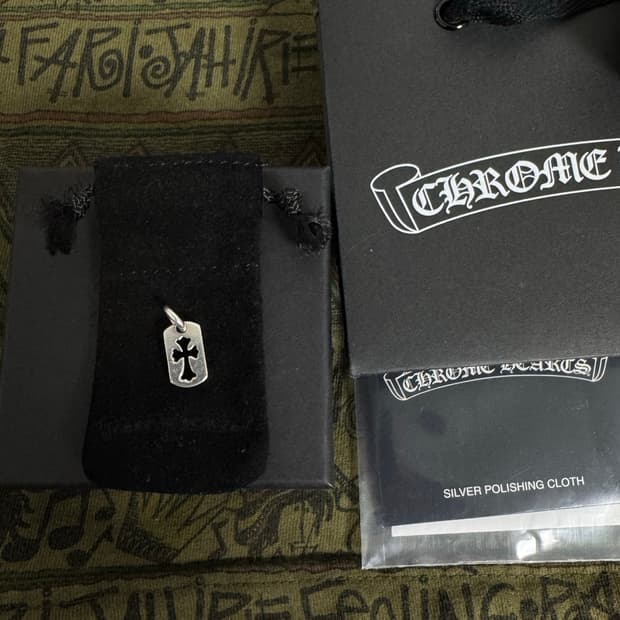 크롬하츠 타이니 컷아웃 크로스 도그택