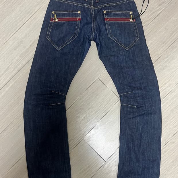Curved jean