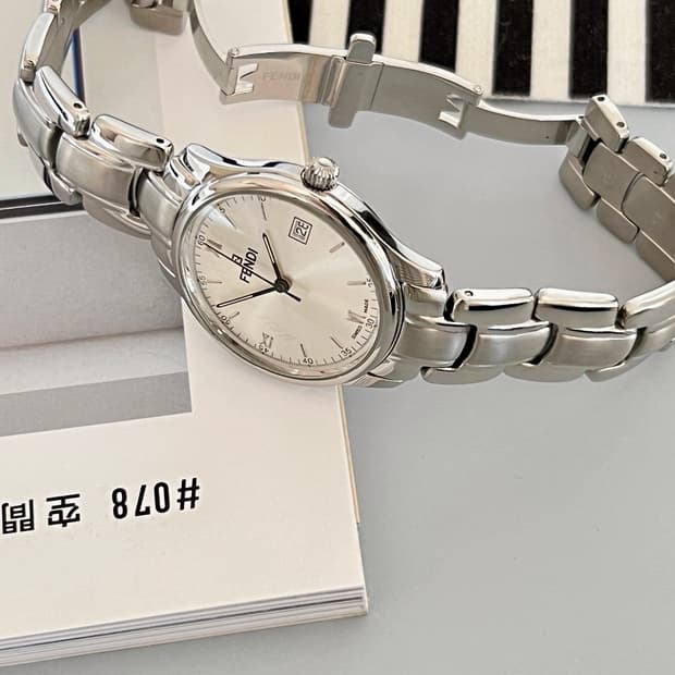 FENDI 실버 라운드 다이얼 펜디 남성 시계 