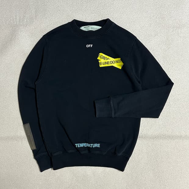 오프 화이트 파이어 테이프 맨투맨