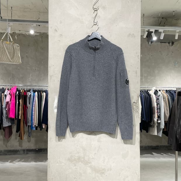 cp컴퍼니 그레이 렌즈 와펜 하프 집 니트