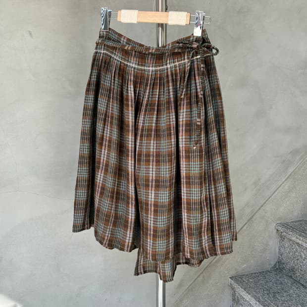 캐피탈 랩 스커트