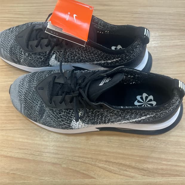 새제품 나이키 플라이니트 블랙/화이트 운동화