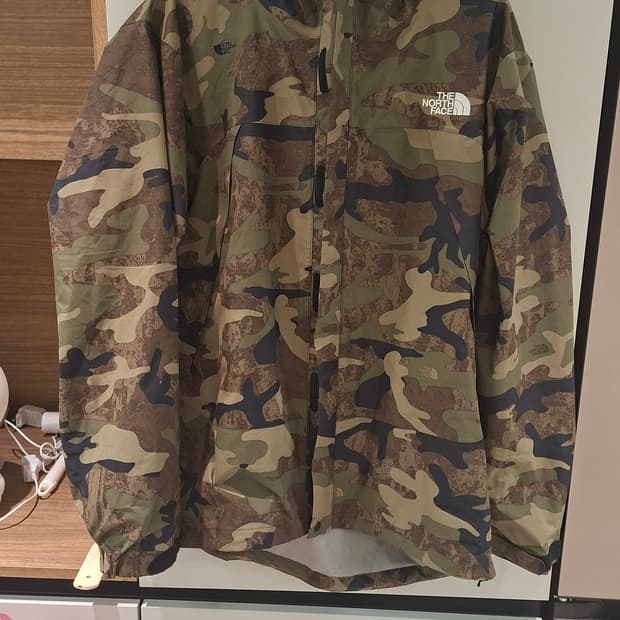 노스페이스 노벨티 카모 바람막이
