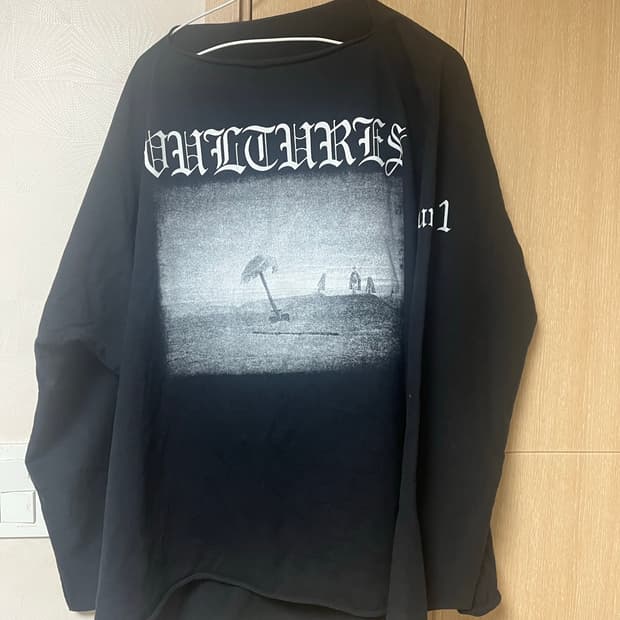 칸예 벌처스 머천 롱슬리브