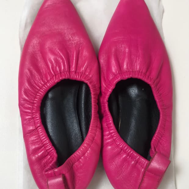 마뗑킴 초레어템 핫핑크 소가죽 게더플랫 235