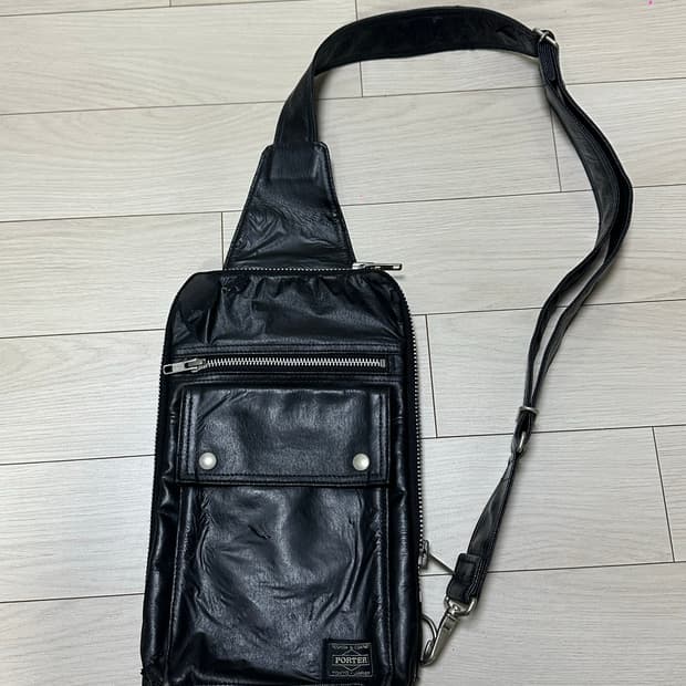 포터 블랙 가죽 슬링백