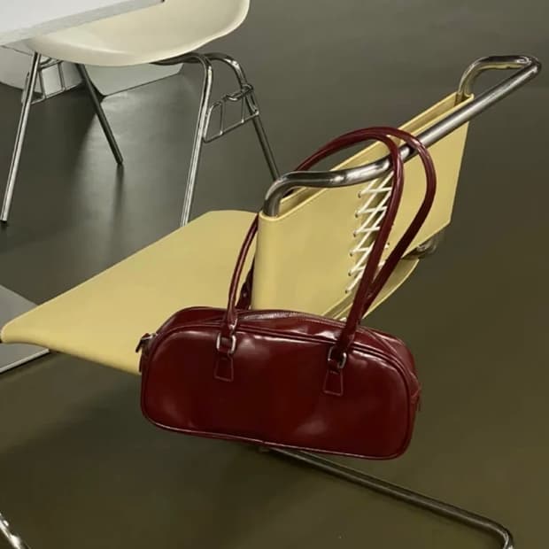 버건디 바게트 숄더백