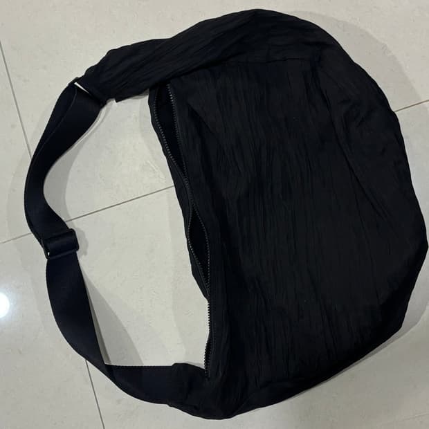 COS 코스 스모크드 크로스바디백 블랙